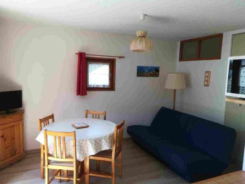 ein Wohnzimmer mit einem Tisch und einem Sofa in der Unterkunft Studio Valloire, 1 pièce, 5 personnes - FR-1-263-449 in Valloire