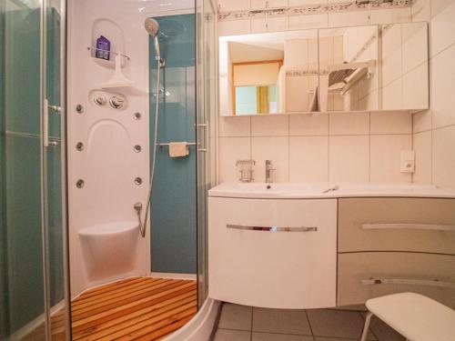 ヴァルモレルにあるAppartement Valmorel, 2 pièces, 5 personnes - FR-1-356-208のバスルーム(シャワー、洗面台、トイレ付)