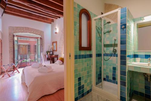 y baño con cama, ducha y lavabo. en Sa Domu Cheta en Cagliari