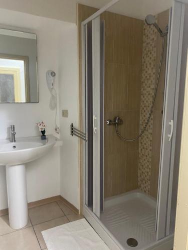 uma casa de banho com um chuveiro e um lavatório. em B&b il Vico em Tarsia