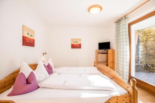 Posteľ alebo postele v izbe v ubytovaní Bnb Lettnerhof Terrace Family Suite