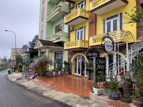 a building with a sign on the side of a street at Chân Mây Tam Đảo in Tam Ðảo