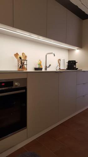 une cuisine avec un évier et un plan de travail dans l'établissement Maison de ville Forum Julii, à Fréjus