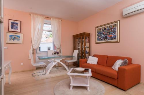 - un salon avec un canapé et une table dans l'établissement Apartment Van Gogh, à Dubrovnik