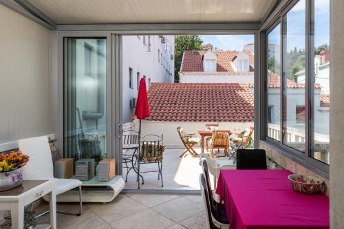 d'une terrasse avec une table et des chaises violettes sur un balcon. dans l'établissement Apartment Van Gogh, à Dubrovnik