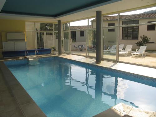 una piscina de agua azul en una casa en Apartments Villa Ceres, en Klek