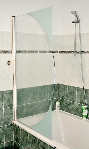 une douche avec une porte vitrée dans une salle de bain dans l'établissement VILLA - BAIN NORDIQUE SPA EXTÉRIEUR - POÊLE FINLANDAIS - PISCINE - Gaillac, à Montans