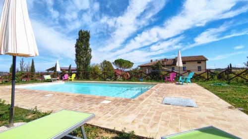 a swimming pool in the backyard of a house at Fattoria Il Bruco in Pila