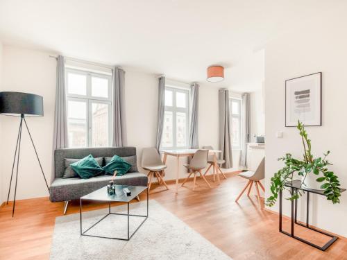 エアフルトにあるLimehome Erfurt Bürgermeister-Wagner-Straßeのソファとテーブルのあるリビングルーム
