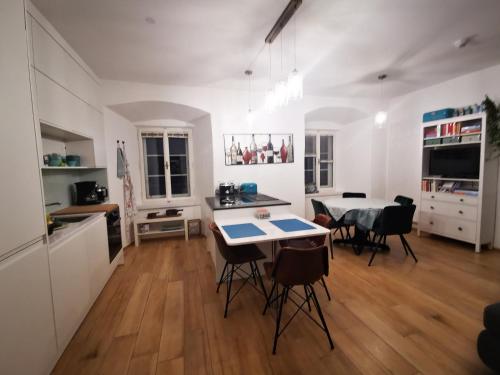 een keuken en eetkamer met een tafel en stoelen bij Turmapartment Lindenhof in Millstatt