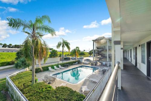 Вид на бассейн в Super 8 by Wyndham Orlando Near Florida Mall или окрестностях