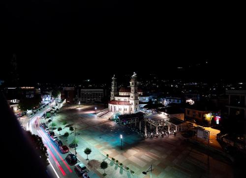 une ville de nuit avec un bâtiment et une circulation dans l'établissement Christi's Hotel Borova, à Korçë