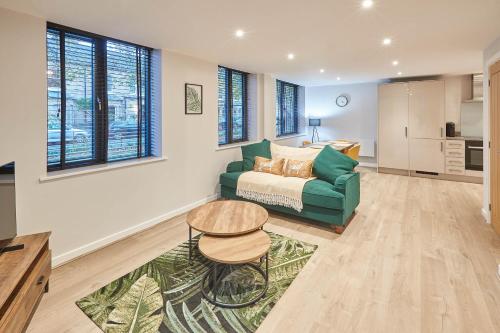 een woonkamer met een groene bank en een tafel bij Host & Stay - Fern in York