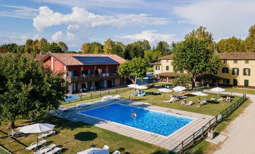 阿奎莱亚Agriturismo ai Due Leoni的带游泳池的度假村的鸟瞰图