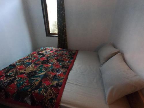 Ένα ή περισσότερα κρεβάτια σε δωμάτιο στο OWL HOSTEL Karimunjawa