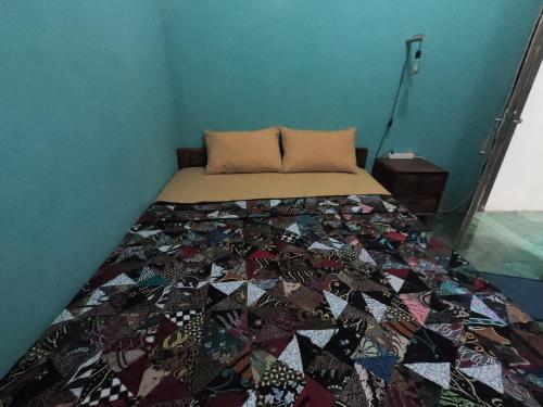 Ένα ή περισσότερα κρεβάτια σε δωμάτιο στο OWL HOSTEL Karimunjawa