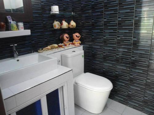 ein Badezimmer mit Toilette und Waschbecken in der Unterkunft Rose-Bud Cottage in Ko Chang