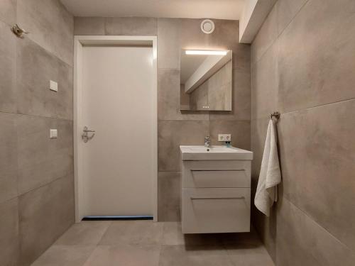 a bathroom with a sink and a shower at Hotel Studio SIS in Steenbergen
