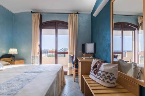 Postel nebo postele na pokoji v ubytování Hotel Villa del Mare Solanas