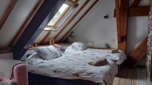 Postel nebo postele na pokoji v ubytování Theetuin Onder de Pannen