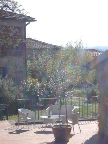 Un jardín fuera de Casa Lucia in Chianti