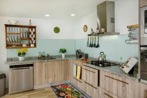 a kitchen with wooden cabinets and a counter top at Los Cipreses in Ingenio