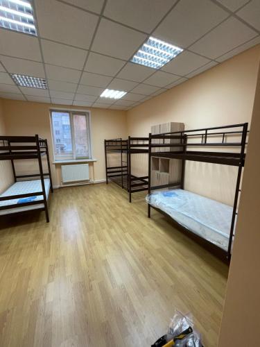 Cette chambre comprend 3 lits superposés et du parquet. dans l'établissement Seven Hotel, à Korosten