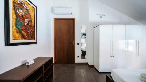 une chambre avec un grand tableau sur le mur dans l'établissement Viale Hambury 51, à Alassio
