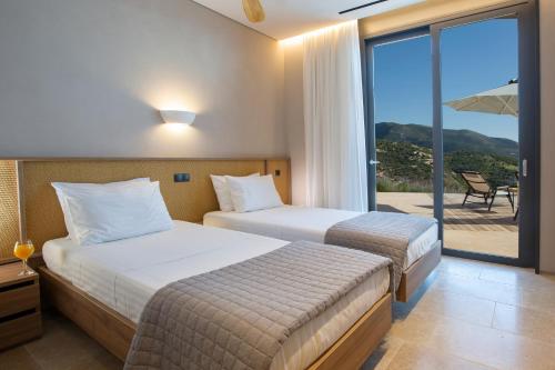 Postel nebo postele na pokoji v ubytování Blooms of Sivota Bay - Luxury villas with private heated pool