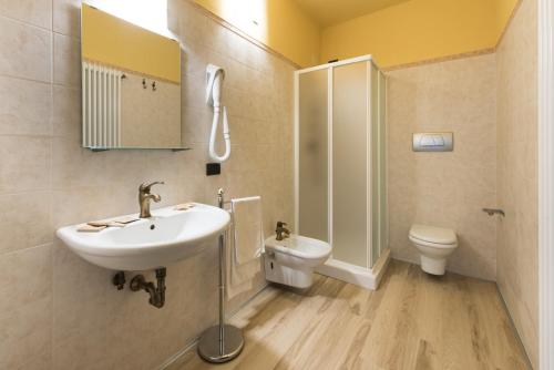bagno con lavandino e servizi igienici di Residenze Pianetti a Manciano
