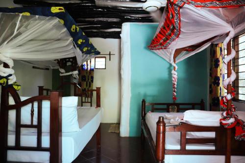 Postel nebo postele na pokoji v ubytování Sagando Bungalows Zanzibar