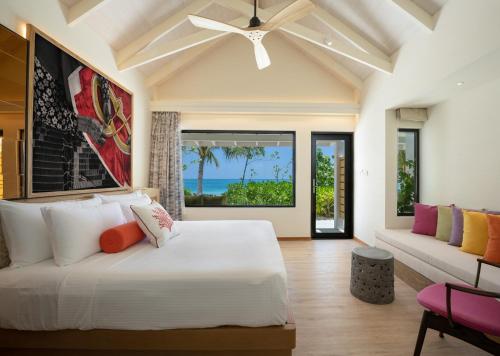 1 dormitorio con 1 cama y 1 sofá en OBLU XPERIENCE Ailafushi - All Inclusive with Free Transfers, en Male