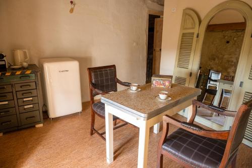 Afbeelding uit fotogalerij van B&B Bacchus Grotto with only 1 suite 45m2, plunge pool & Jardin privé in Cairanne