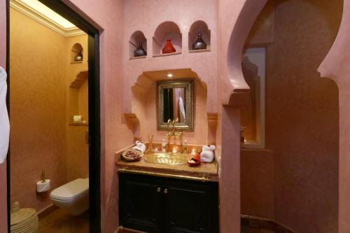 Phòng tắm tại Riad Omara al Kasbah