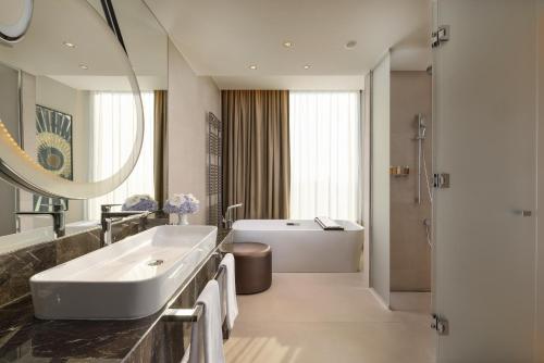 Koupelna v ubytování InterContinental - Ljubljana by IHG
