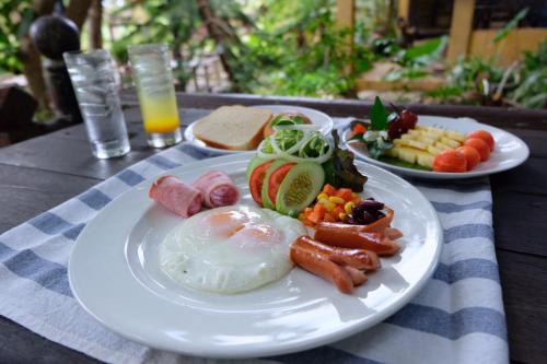um prato de comida de pequeno-almoço numa mesa em Kongkarn Resort and Farmstay em Ban Pak Ngam