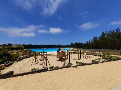 einen Spielplatz am Strand mit dem Ozean im Hintergrund in der Unterkunft Departamento Lagunamar Las Cruces in Las Cruces