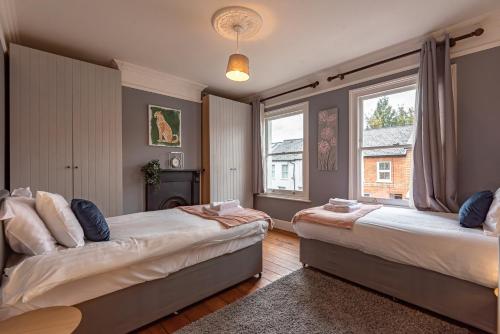 Ένα ή περισσότερα κρεβάτια σε δωμάτιο στο Cosy 2 Bedroom Reading House SLEEPS 6 - With FREE WiFi & Garden by Roost Accommodation