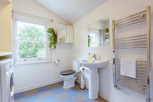 Gallery image of Cosy 2 Bedroom Reading House SLEEPS 6 - With FREE WiFi & Garden by Roost Accommodation in Reading