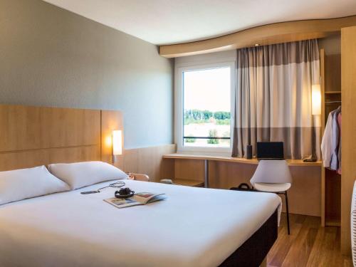 Giường trong phòng chung tại ibis Lausanne Crissier