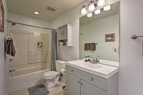 y baño con lavabo, aseo y ducha. en Cozy Edwards Townhome 6 Mi to Beaver Creek!, en Edwards