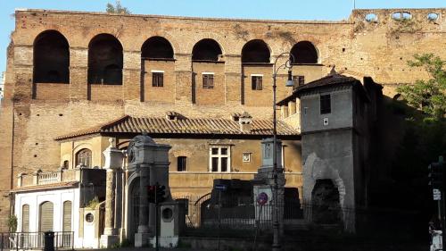 un viejo edificio de ladrillo con arcos encima en House 4 Mori, en Roma