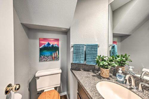 un baño con lavabo e inodoro en Steamboat Springs Townhome Less Than 2 Mi to Lifts!, en Steamboat Springs