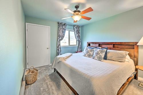 Tempat tidur dalam kamar di Steamboat Springs Townhome Less Than 2 Mi to Lifts!