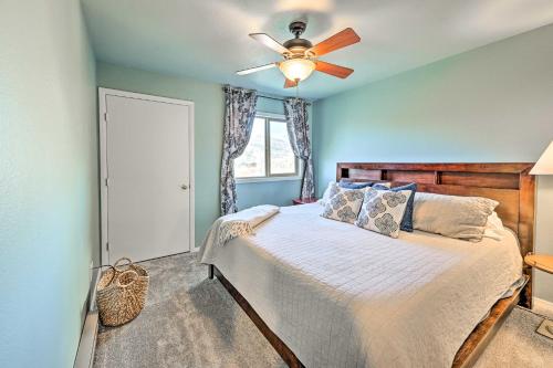Un dormitorio con una cama con ventilador de techo. en Steamboat Springs Townhome Less Than 2 Mi to Lifts!, en Steamboat Springs
