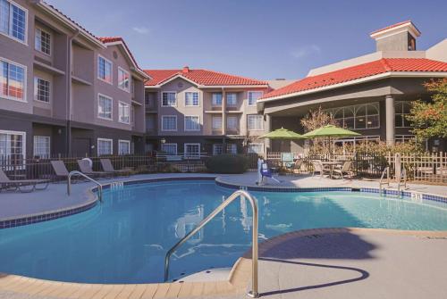 a large swimming pool in a apartment complex at La Quinta by Wyndham Austin at The Domain in Austin