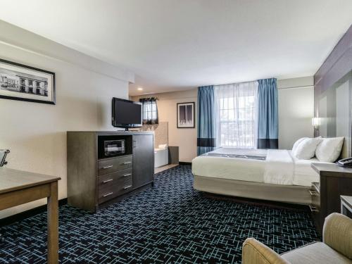Giường trong phòng chung tại La Quinta by Wyndham Kansas City Airport