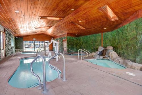 an indoor pool with a hot tub in a house at Motel 6-Ukiah, CA - North in Ukiah