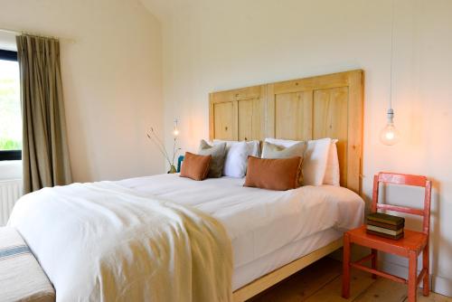 A bed or beds in a room at Russells Cottage