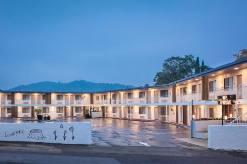 een groot gebouw met 's nachts een binnenplaats bij Hotel Lumberjack in Sonora